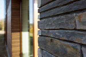 batu-alam-untuk-dinding-luar-rumah-tropis-6