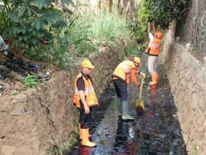 memeriksa saluran air