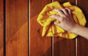 membersihkan furniture kayu