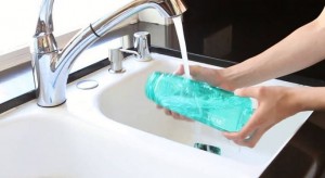 membersihkan tupperware