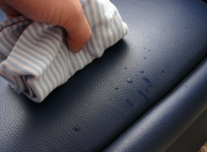 membersihkan matrial kulit